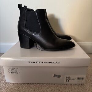 Steve Madden ODO Chelsea Booties. Black. 6.5